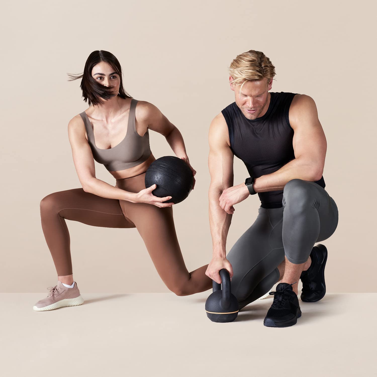 foodspring Whey Protein Powder Chocolate – with 22g Protein for Muscle Building, Perfect Solubility